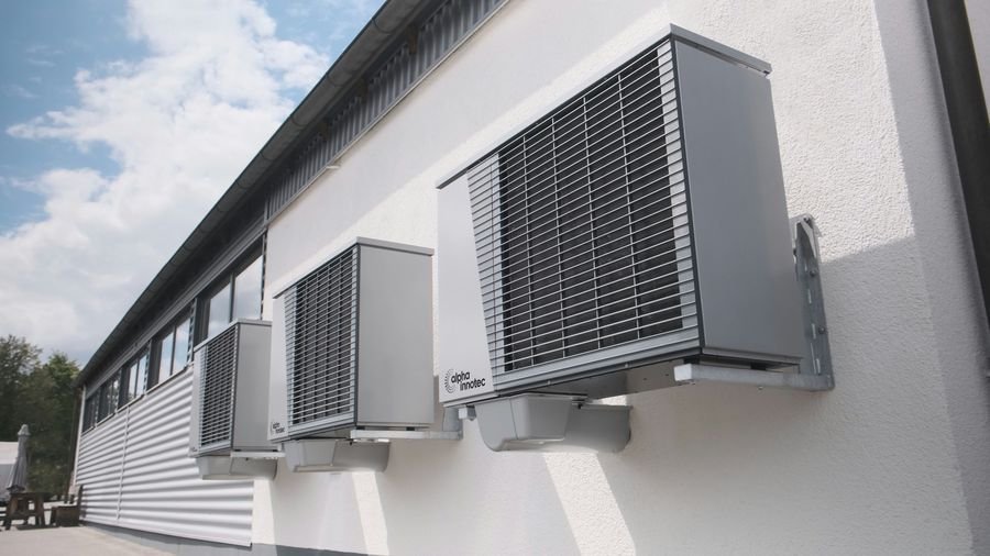 Unités extérieures de climatisation fixées sur la façade d'un bâtiment