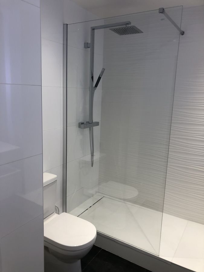 Douche à l'italienne avec paroi vitrée et WC