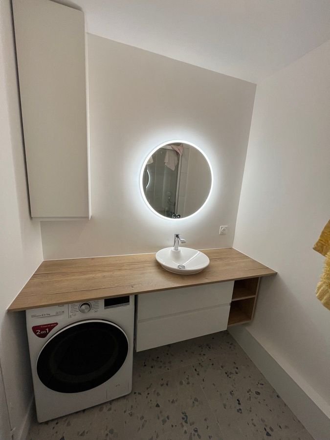 Vasque sur plan en bois avec miroir rond rétroéclairé et lave-linge