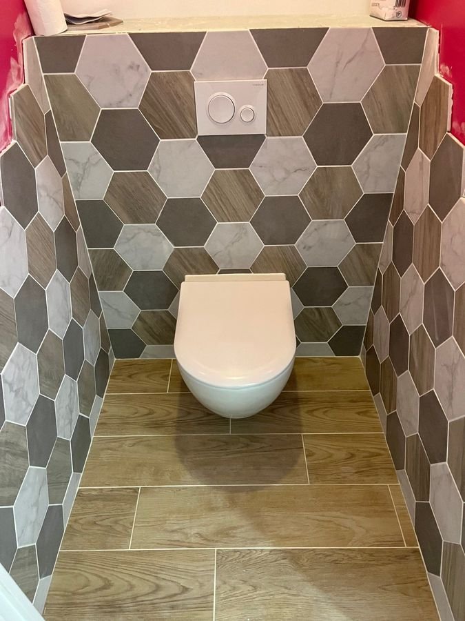 WC suspendu avec carrelage en hexagones
