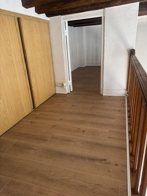 Sol en bois sous poutres apparentes
