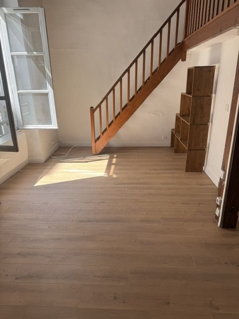 Parquet clair et escalier en bois