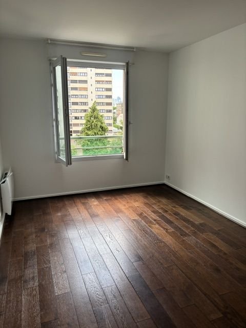 Parquet foncé dans une chambre lumineuse