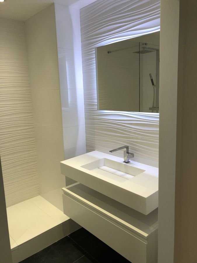 Salle de bains avec vasque suspendue et douche